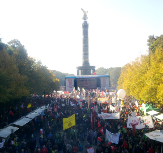 Anti-TTIP-Demo, Berlin, 10.10.2015, Schlu-Kundgebung an der Siegessule - Foto: Lucia Kronauer-Dietsche - Creative-Commons-Lizenz 'Namensnennung 3.0 nicht portiert'