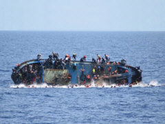 Ein Flchtlingsboot im Mittelmeer kentert - Foto: Italian Navy - Creative-Commons-Lizenz Nicht-Kommerziell 3.0