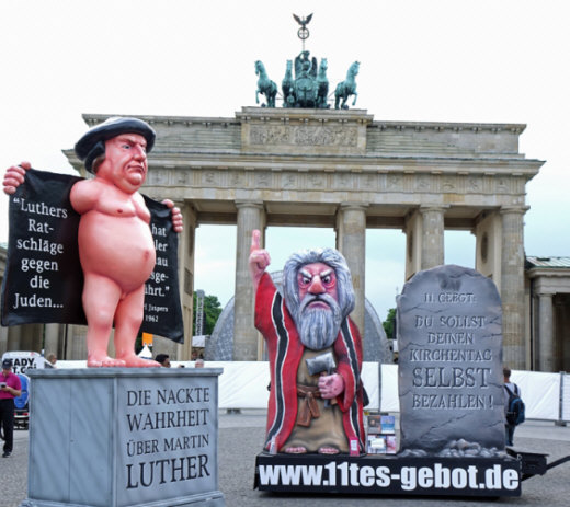 Luther und Moses unbehelligt vor dem Brandenburger Tor, Foto:  Evelin Frerk