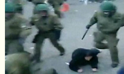 Polizist tritt Liegenden gegen den Kopf, 1. Mai 2010