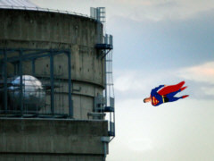 Superman gegen atomare Verbrechen - Grafik: Samy - Creative-Commons-Lizenz Namensnennung Nicht-Kommerziell 3.0