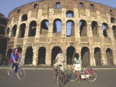 RadfahrerInnen vor dem Colosseum, Grafik: Samy