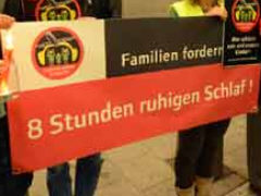 Montagsdemo gegen Fluglärm  im Frankfurter Flughafen, 16.12.2013 - Foto: Walter Keber