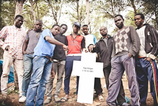 Afrikanische Flüchtlinge mit Kreuz gegen die Mauer - Foto: Zentrum für Politische Schönheit