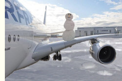 Flugzeug mit Schneemann
