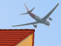 Flugzeug im Landeanflug über Flörsheim - Grafik: Samy - Creative-Commons-Lizenz Namensnennung Nicht-Kommerziell 3.0