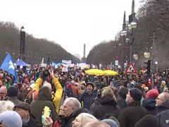 Friedens-Demo in Berlin am 25. Februar 2023 - Foto: Franz Wiegand - Creative-Commons-Lizenz Namensnennung Nicht-Kommerziell 3.0
