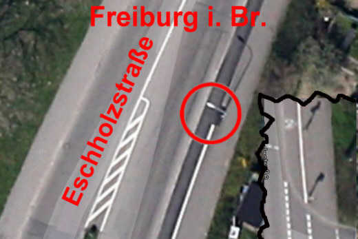 Laternenmast auf Radweg in Freiburg