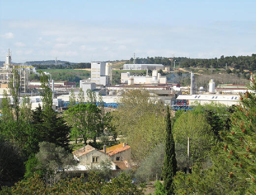 AREVA-Fabrik mit Haus der Großmutter im Vordergrund, Oktober 2014 - Foto: Cécile Lecomte