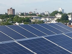 Photovoltaik-Anlage auf einem Dach - Foto: eliseocabrera - Creative-Commons-Lizenz CC0