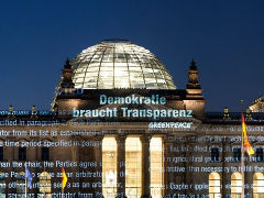 TTIP-Geheim-Dokumente an den Reichstag projiziert - Foto: Greenpeace