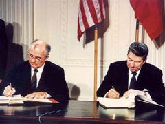 Unterzeichnung des INF-Vertrags 1987 - Foto: National Archives and Records Administration ARC Identifier 198588, courtesy Ronald Reagan Presidential Library - gemeinfrei