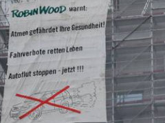 Transparent am Tagblatt-Turm, Stuttgart, 21.11.15 - Foto: Jens Volle, Robin Wood